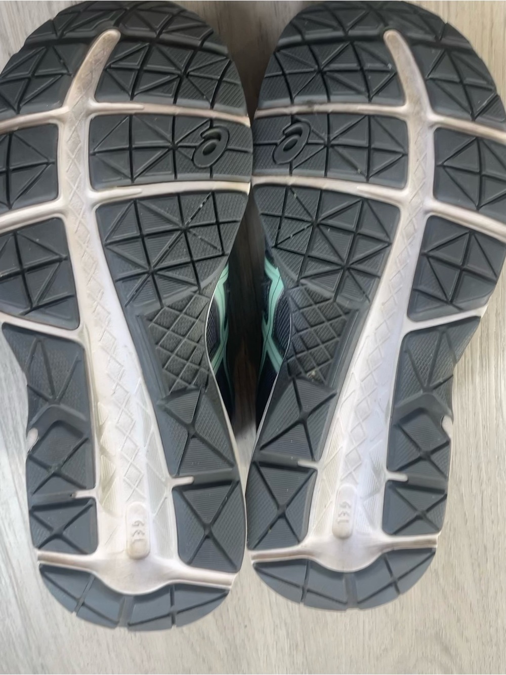 ASICS Grey Running trainers with Mint Logo Accents - Picture 5 of 6